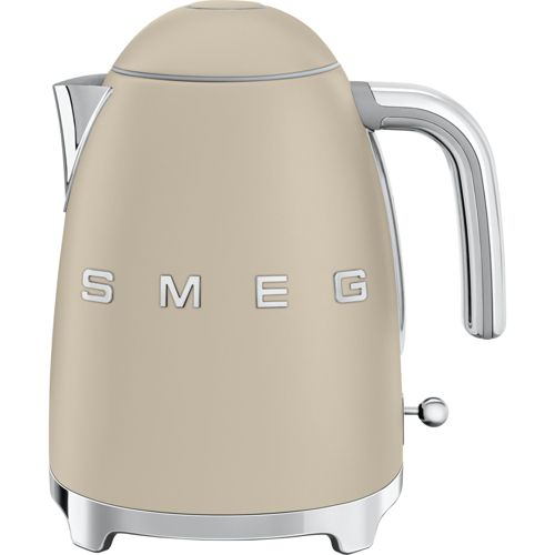 Eine cremefarbene Smeg-Wasserkocher mit silbernem Griff und Logo.