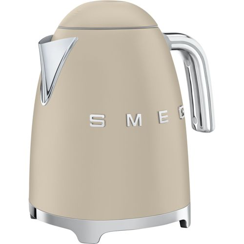 Eine cremefarbene Smeg-Kanne mit Chromgriff und Ausguss steht auf weißem Grund.