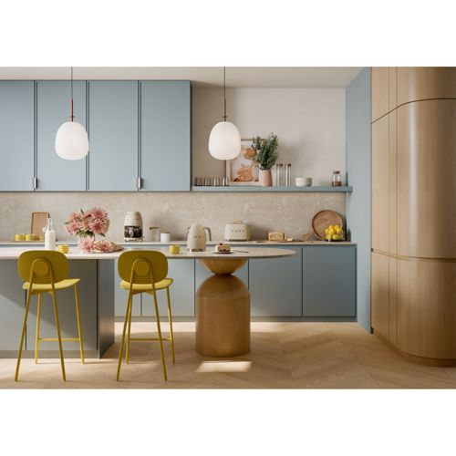 Moderne Küche mit blauen Schränken, gelben Barhockern und Holztisch.