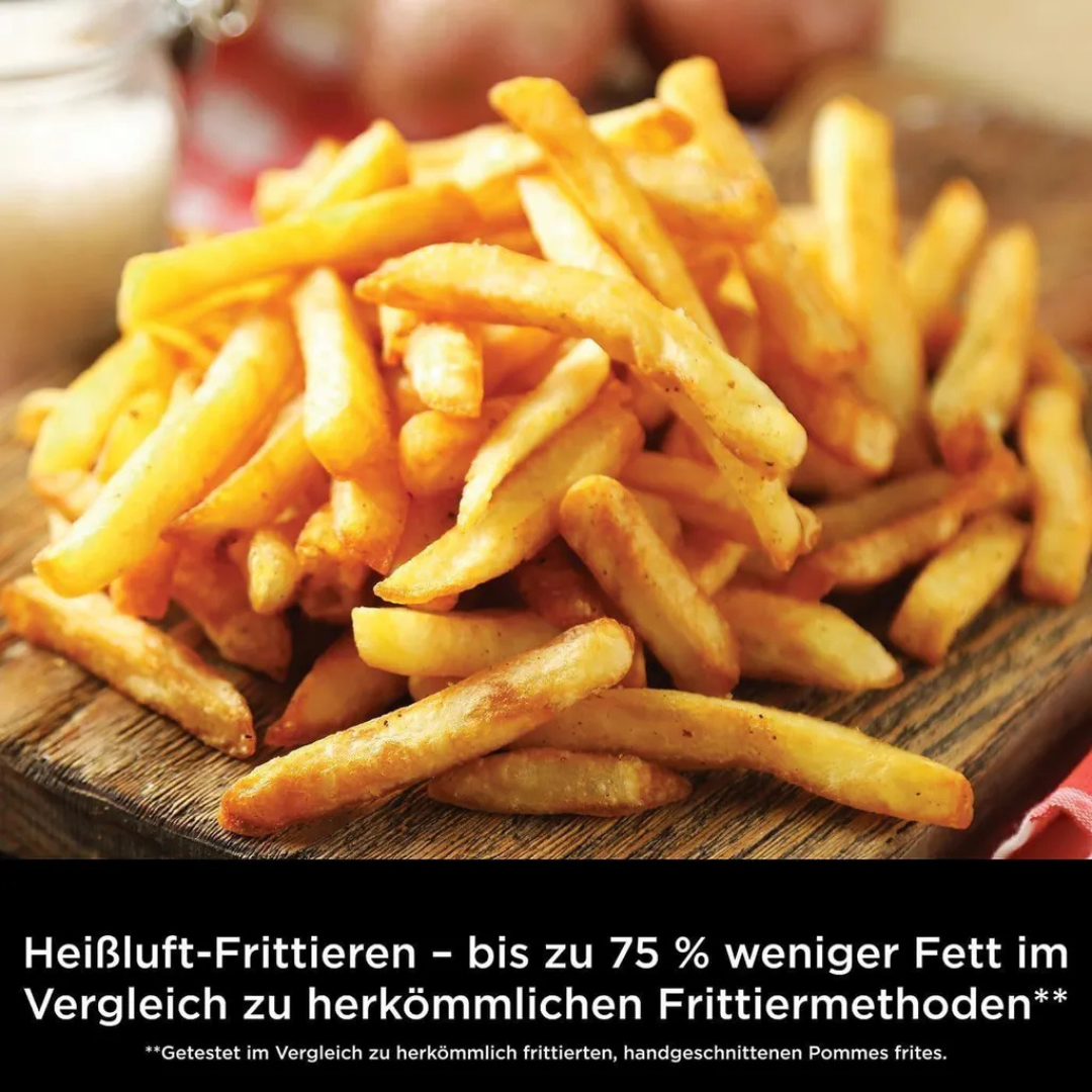 Ein Haufen goldbrauner Pommes frites auf einem Holzbrett, Heißluft-Frittieren.