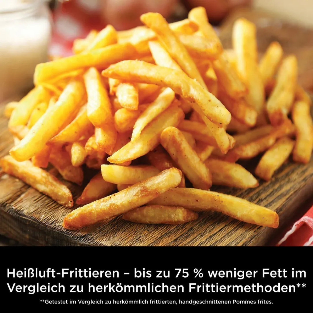 Ein Haufen goldbrauner Pommes Frites liegt auf einem Holzbrett.
