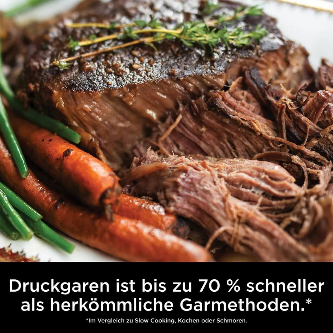 Ein Braten mit Karotten und grünen Bohnen, garniert mit Thymian.