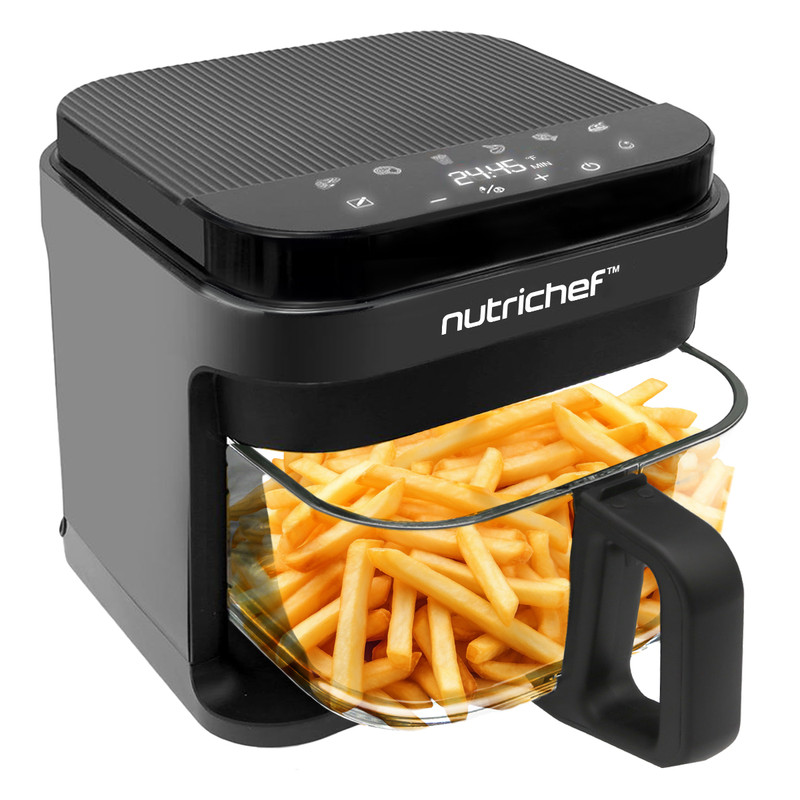 Nutrichef Heißluftfritteuse mit einem vollen Korb goldener Pommes Frites in einer durchsichtigen Schublade.