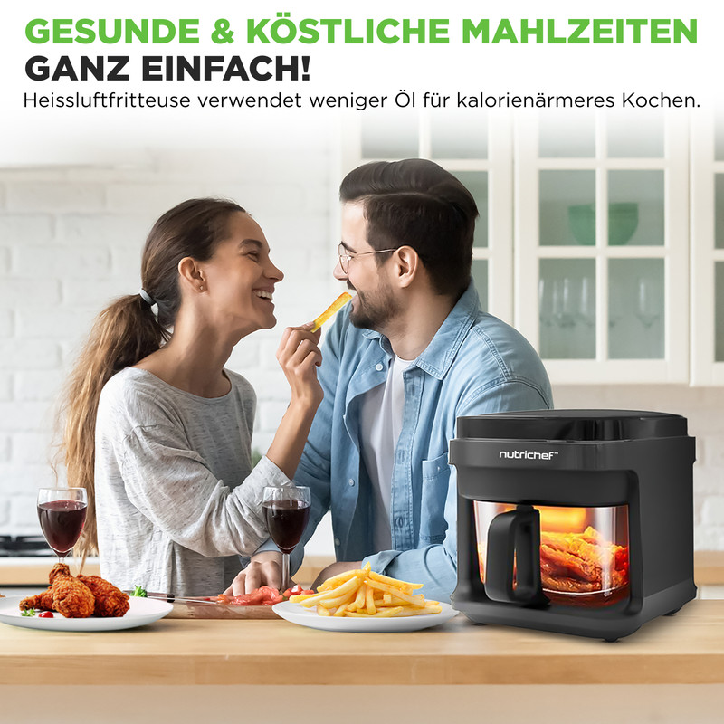 Ein Paar isst Pommes und frittiertes Hähnchen neben einem Heißluftfritteuse.