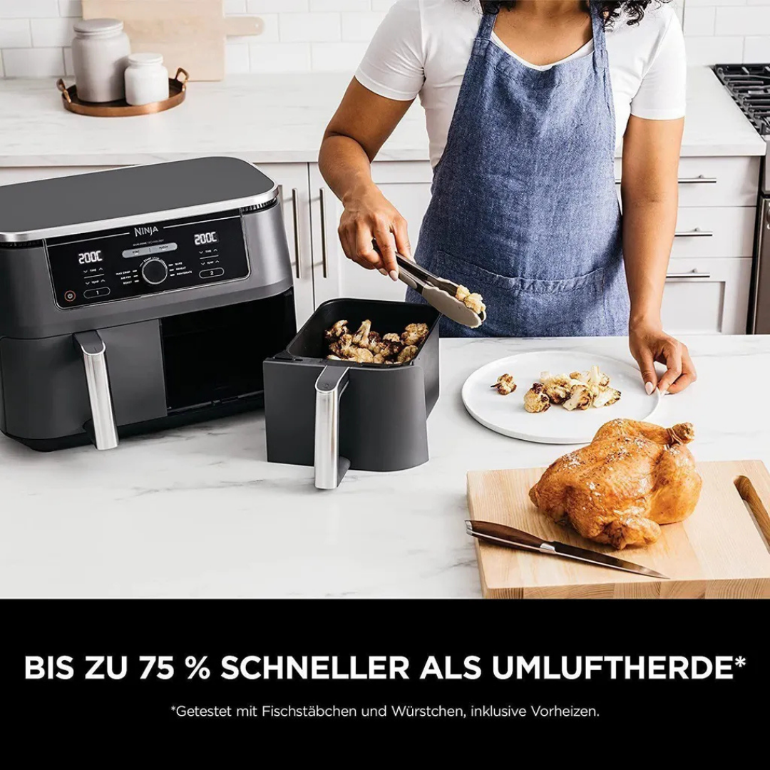 Eine Person benutzt eine Heißluftfritteuse, um gebratenes Essen zuzubereiten.