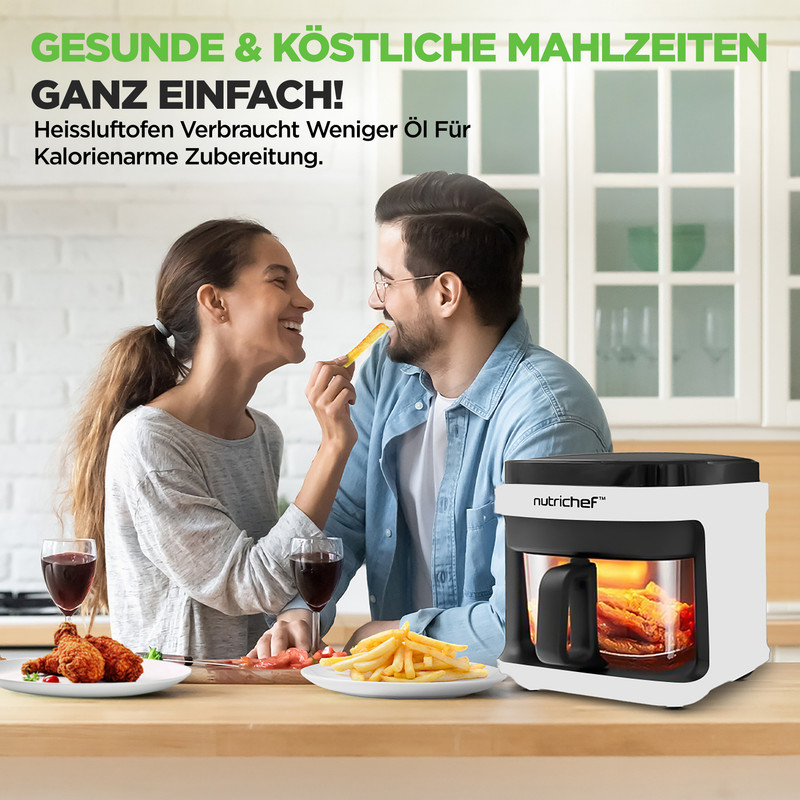 Ein Paar teilt Pommes vor einer Heißluftfritteuse mit Essen.
