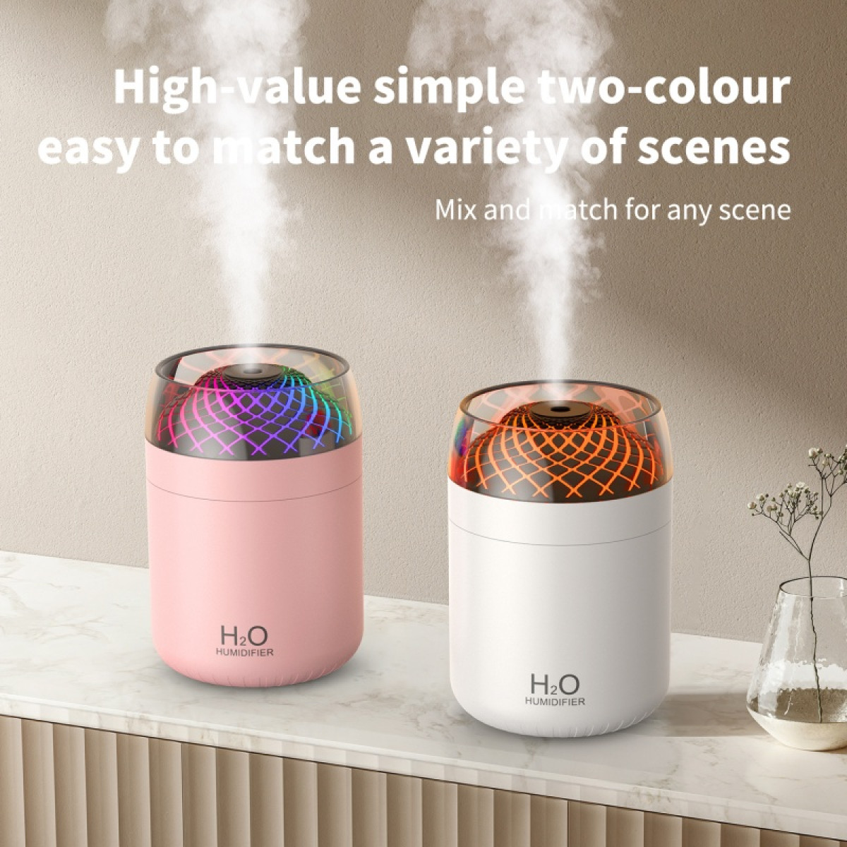 Zwei H2O-Luftbefeuchter, ein rosafarbener und ein weißer, stoßen Dampf aus und leuchten bunt.
