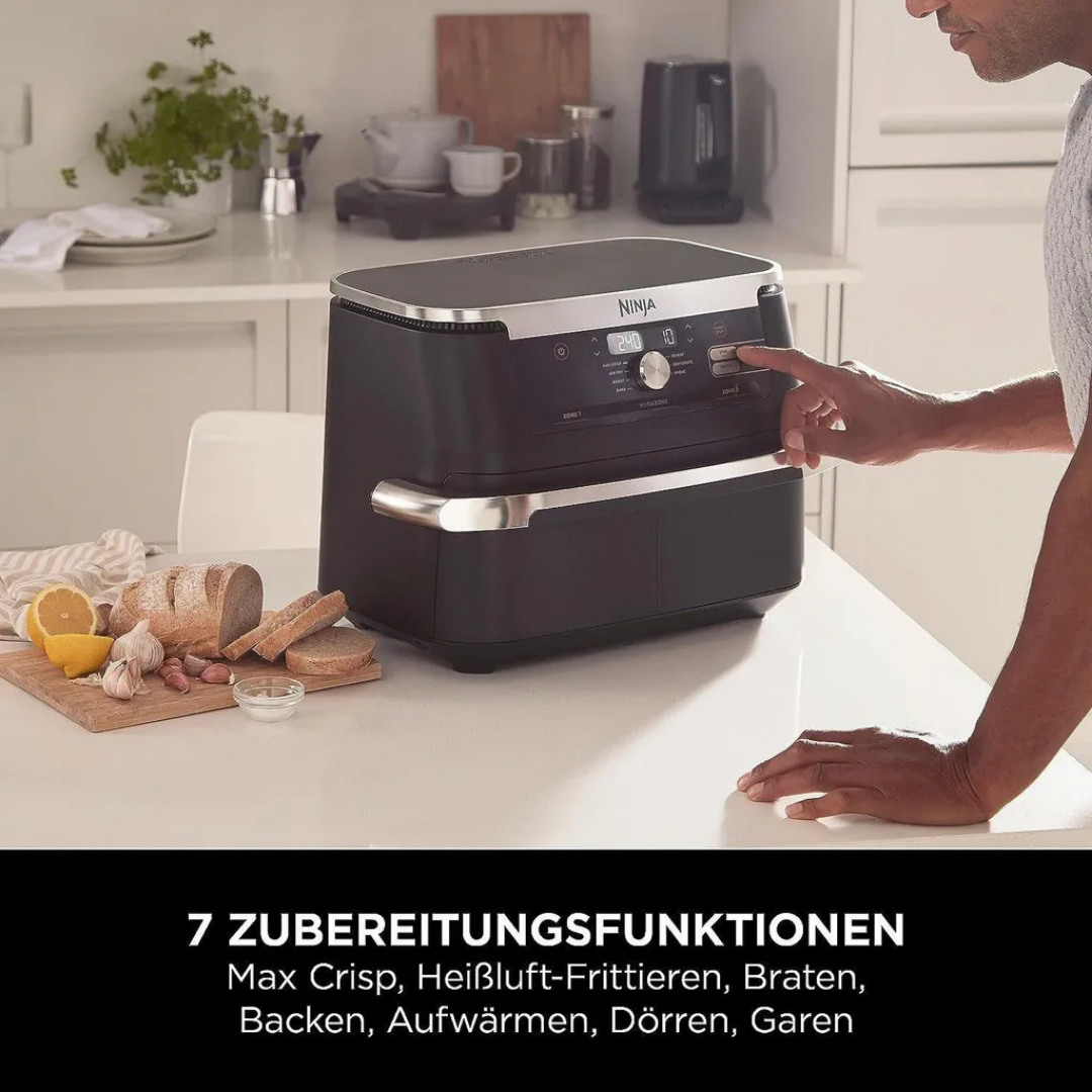 Ein Ninja Heißluftfritteuse steht auf einer Küchenarbeitsplatte neben Brot und Zitrone.