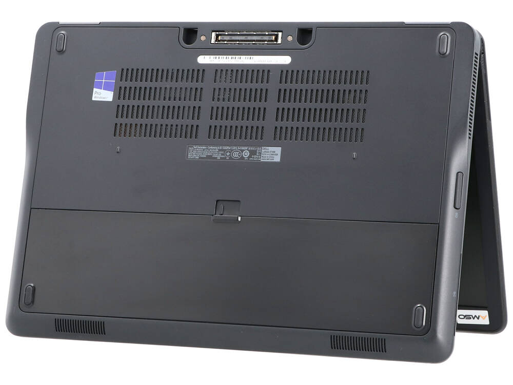 Spód czarnego laptopa z naklejką Windows Pro i otworami wentylacyjnymi.