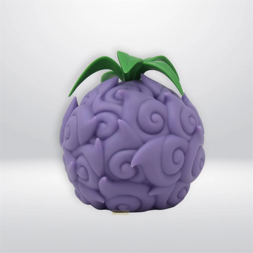 Eine lila Frucht mit grünen Blättern und wirbelnden Mustern auf weißem Hintergrund.