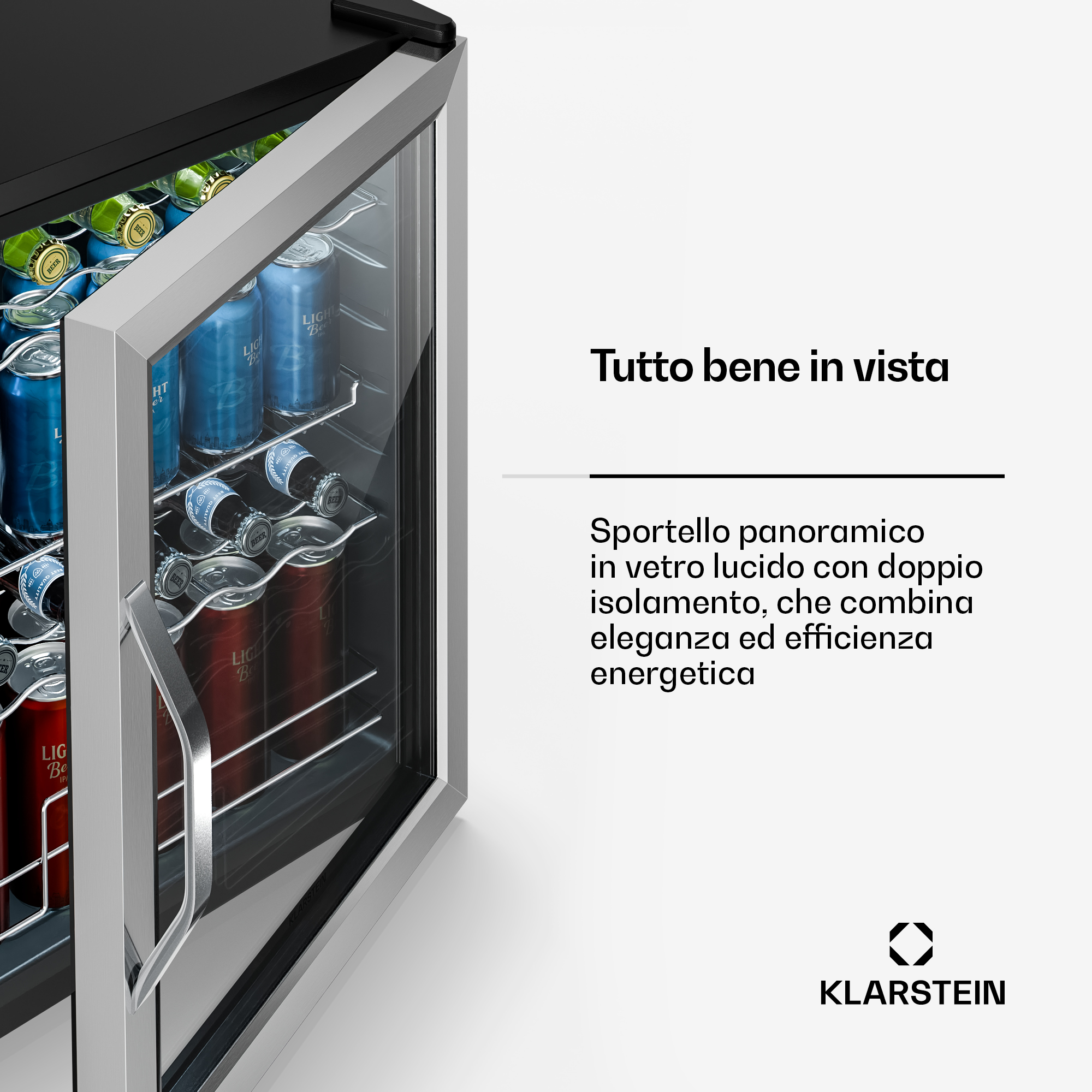 Ein Kühlschrank mit Glastür, gefüllt mit blauen, roten und grünen Dosen und Flaschen.