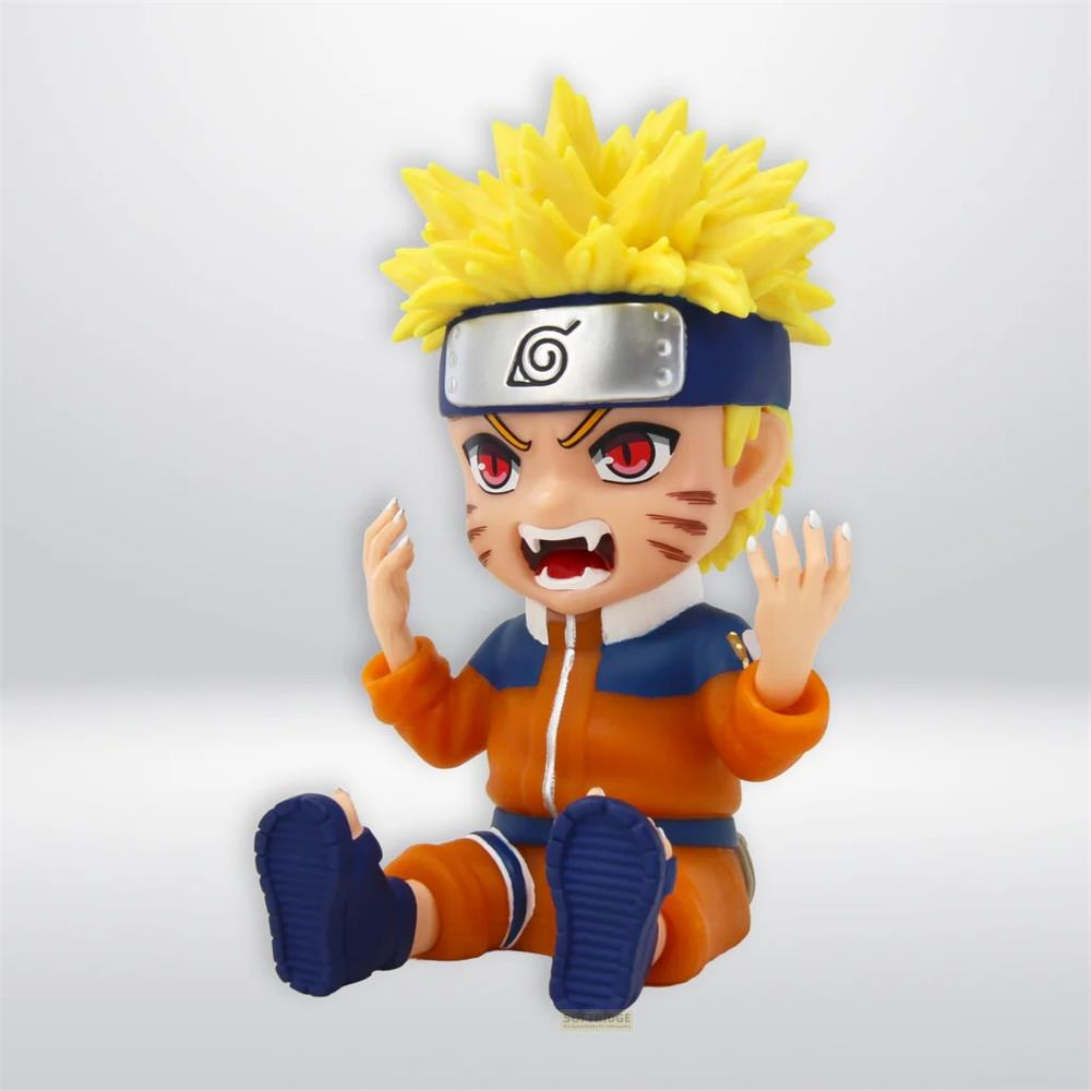 Figura de Naruto con chaqueta naranja, chaleco azul y cinta, sentado.