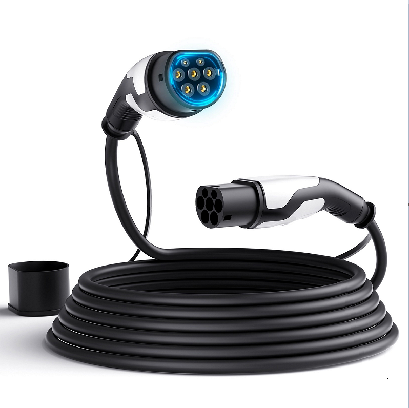 Ein schwarzes Ladekabel für Elektroautos mit zwei Steckern und blau beleuchteten Pins.