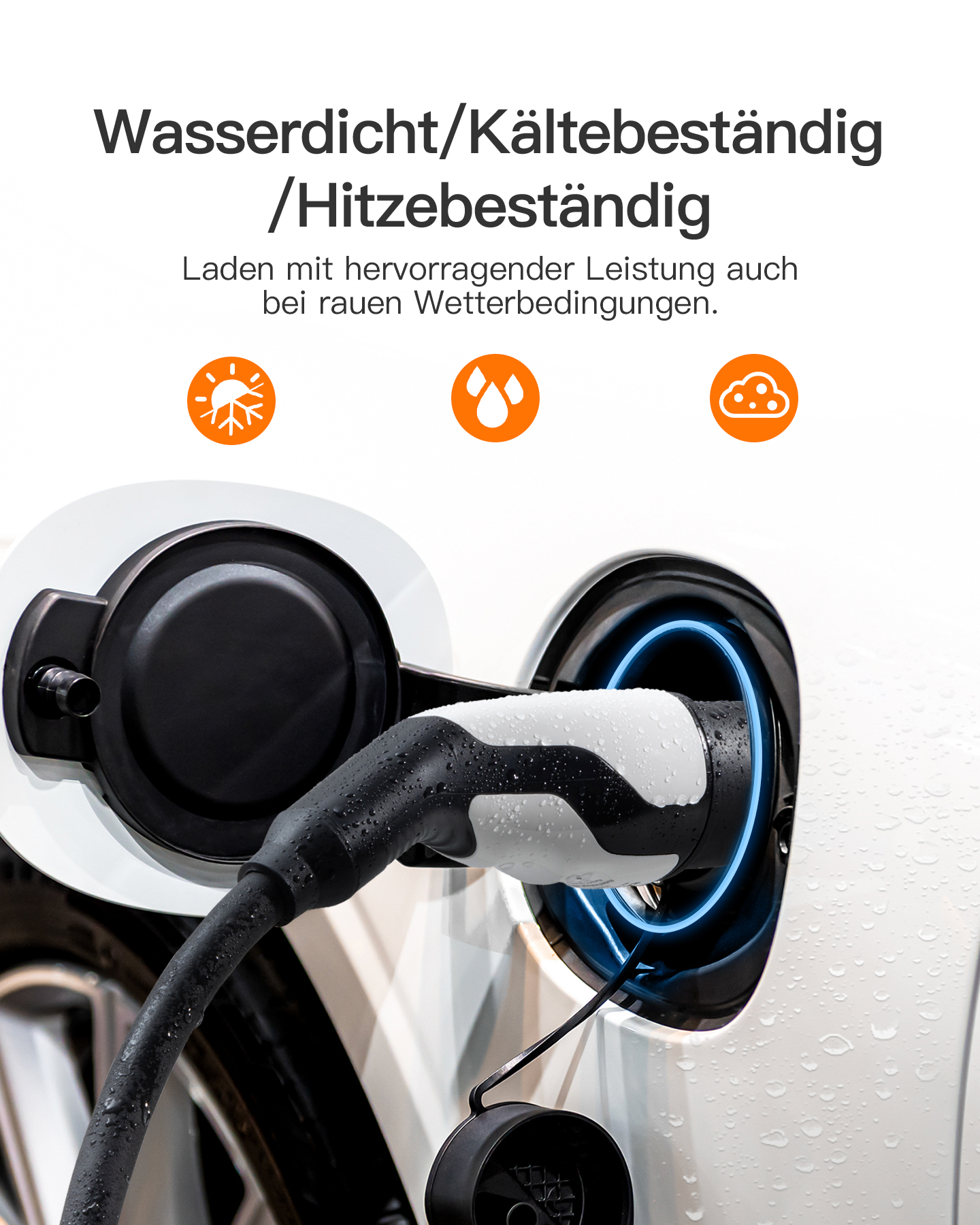 Ein E-Auto-Ladekabel steckt in einem weißen Auto, das nass ist.
