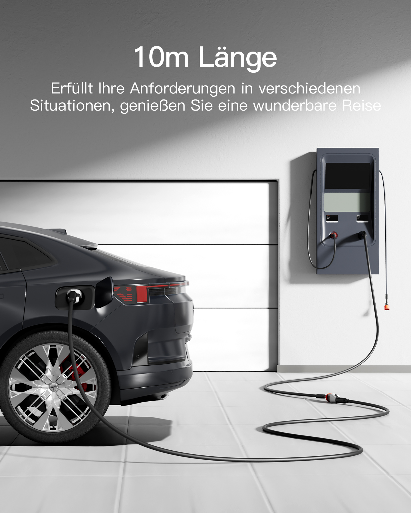Ein schwarzes Elektroauto wird an einer Wandladestation aufgeladen.