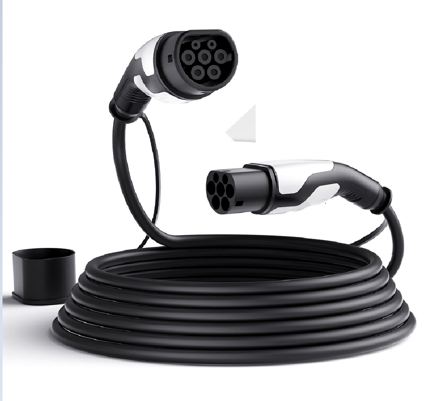 Schwarzes Ladekabel für Elektroautos mit zwei Steckern und einer Kappe auf weißem Grund.