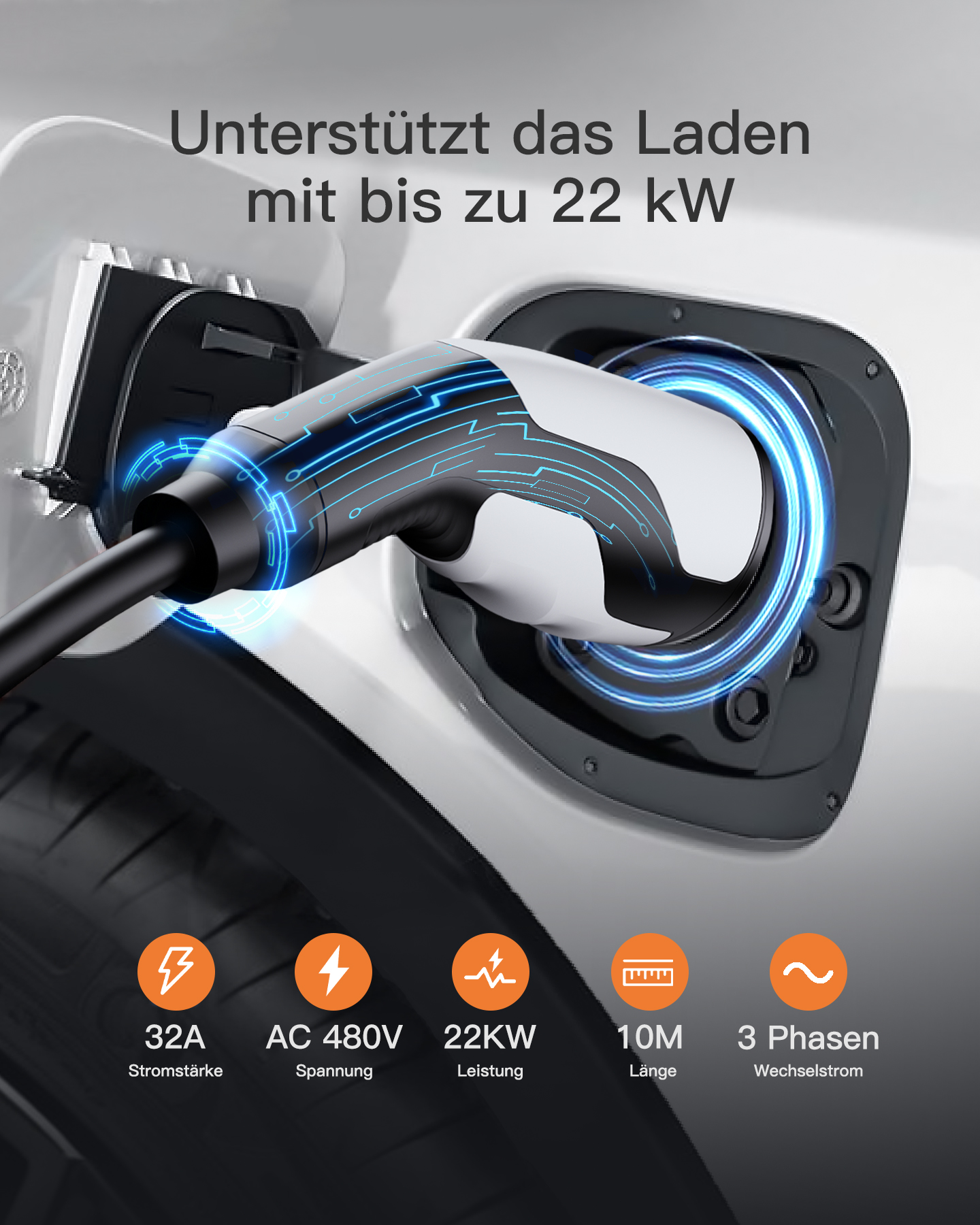 Ein Elektroauto-Ladekabel wird in den Ladeanschluss gesteckt.