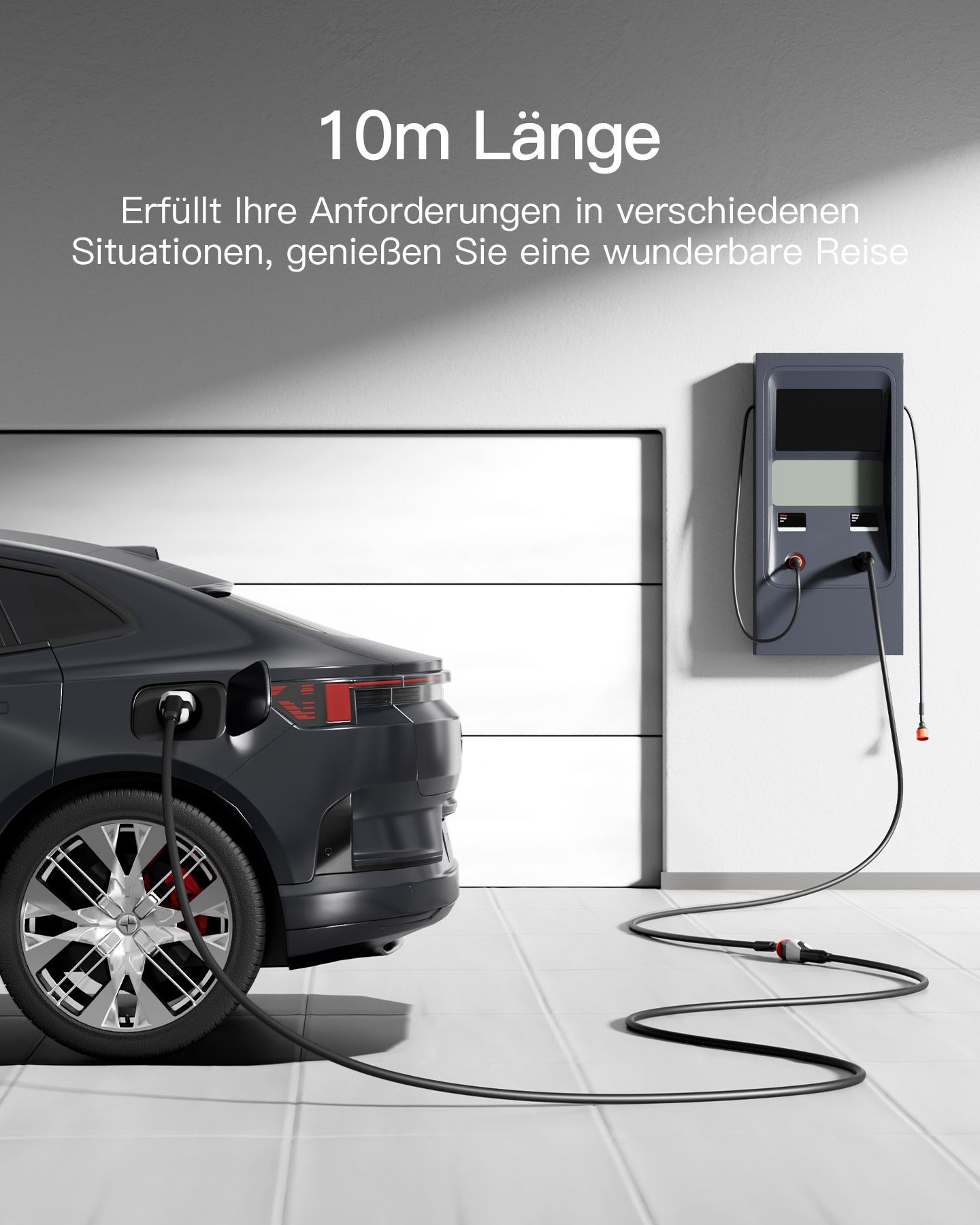 Ein schwarzes Elektroauto lädt an einer Wandladestation in einer Garage.