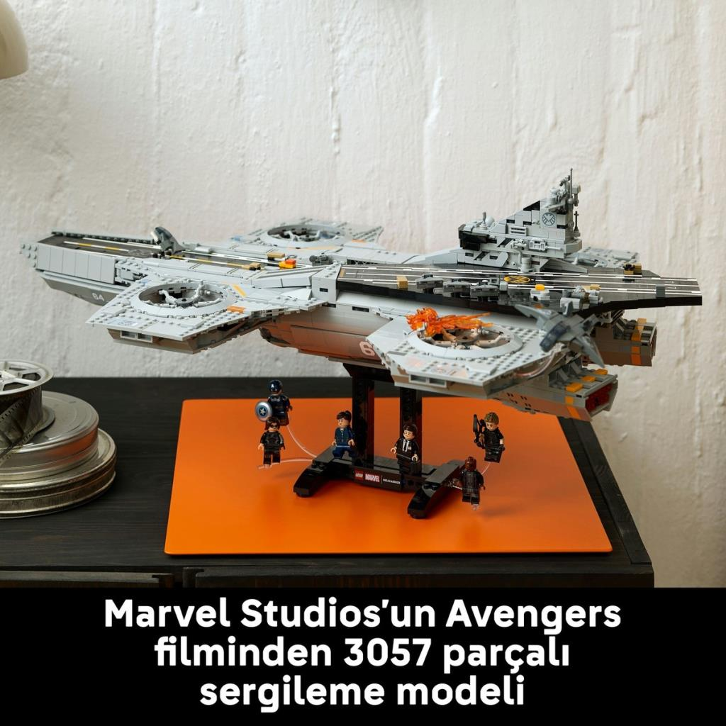 Turuncu bir platform üzerinde duran gri Lego gemisi ve minfigürler.