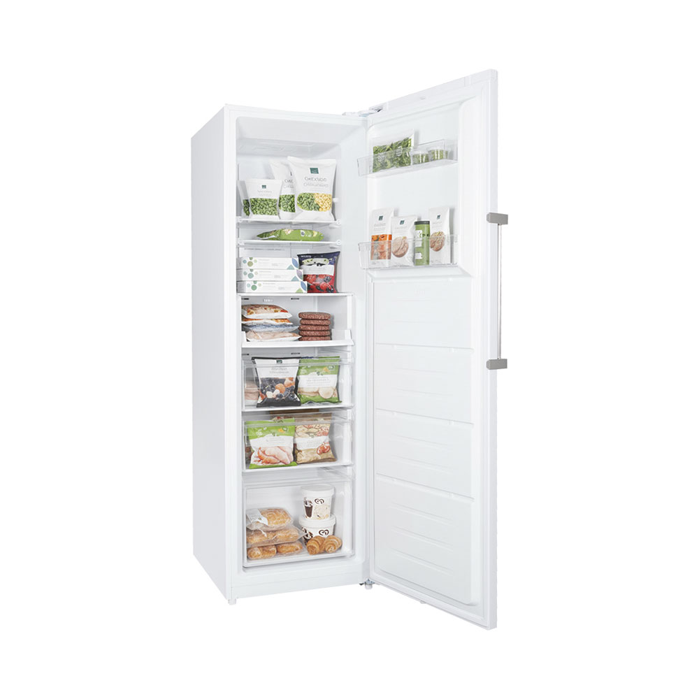 Offener weißer Kühlschrank mit gefrorenen Lebensmitteln wie Erbsen, Fleisch und Brot.