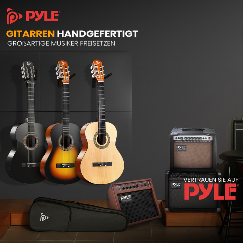 Drei Gitarren hängen an der Wand, daneben stehen Gitarrenverstärker.