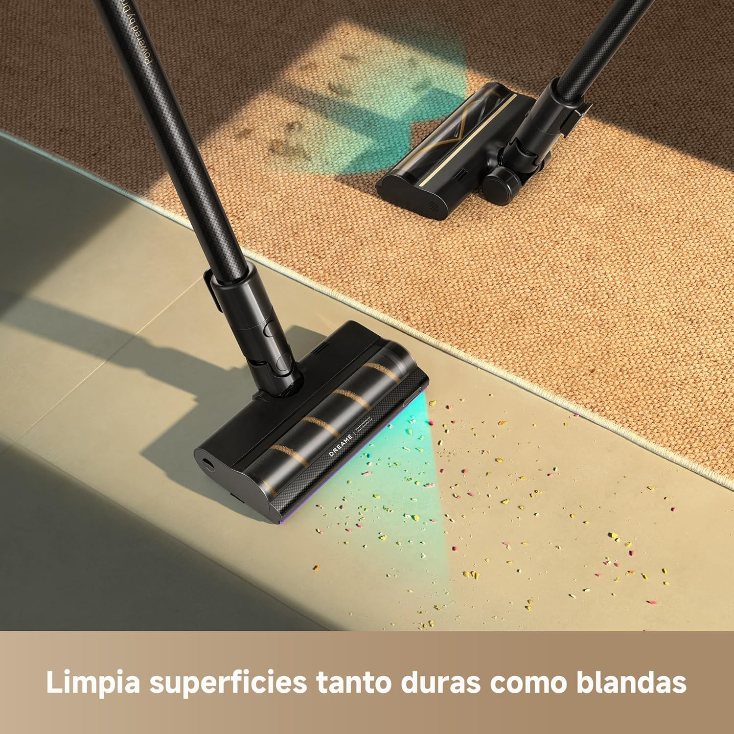 Un aspirapolvere nero pulisce briciole da tappeto e pavimento duro.