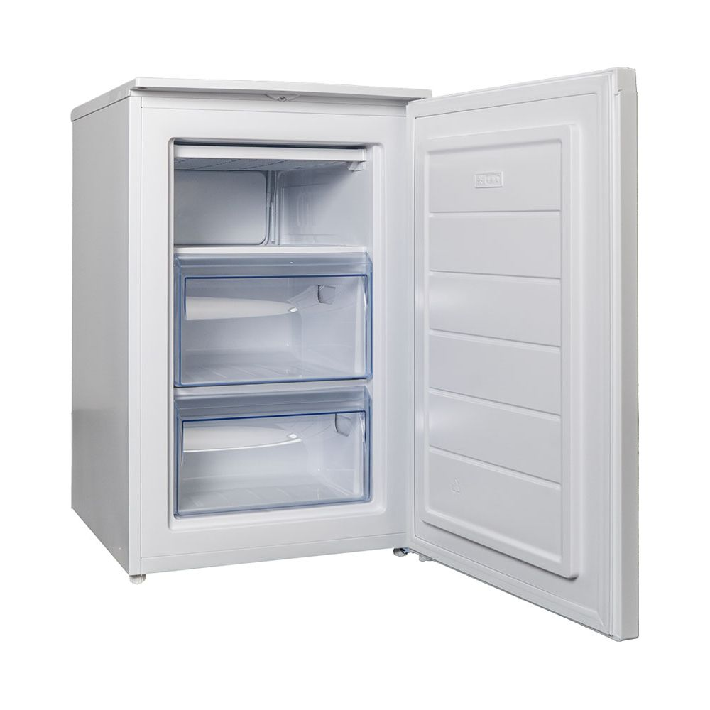 Ein offener weißer Kühlschrank mit drei durchsichtigen Schubladen.
