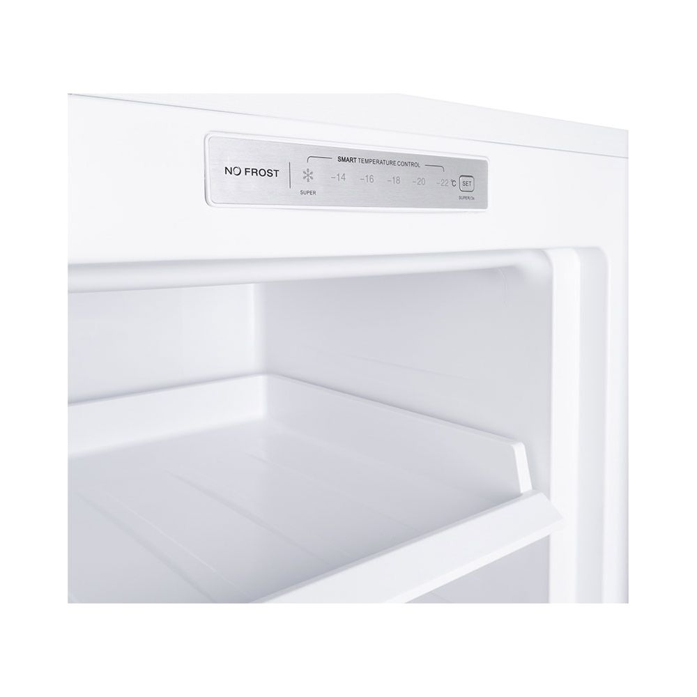 Nahaufnahme eines weißen Kühlschranks mit "No Frost" und Temperaturregelung.