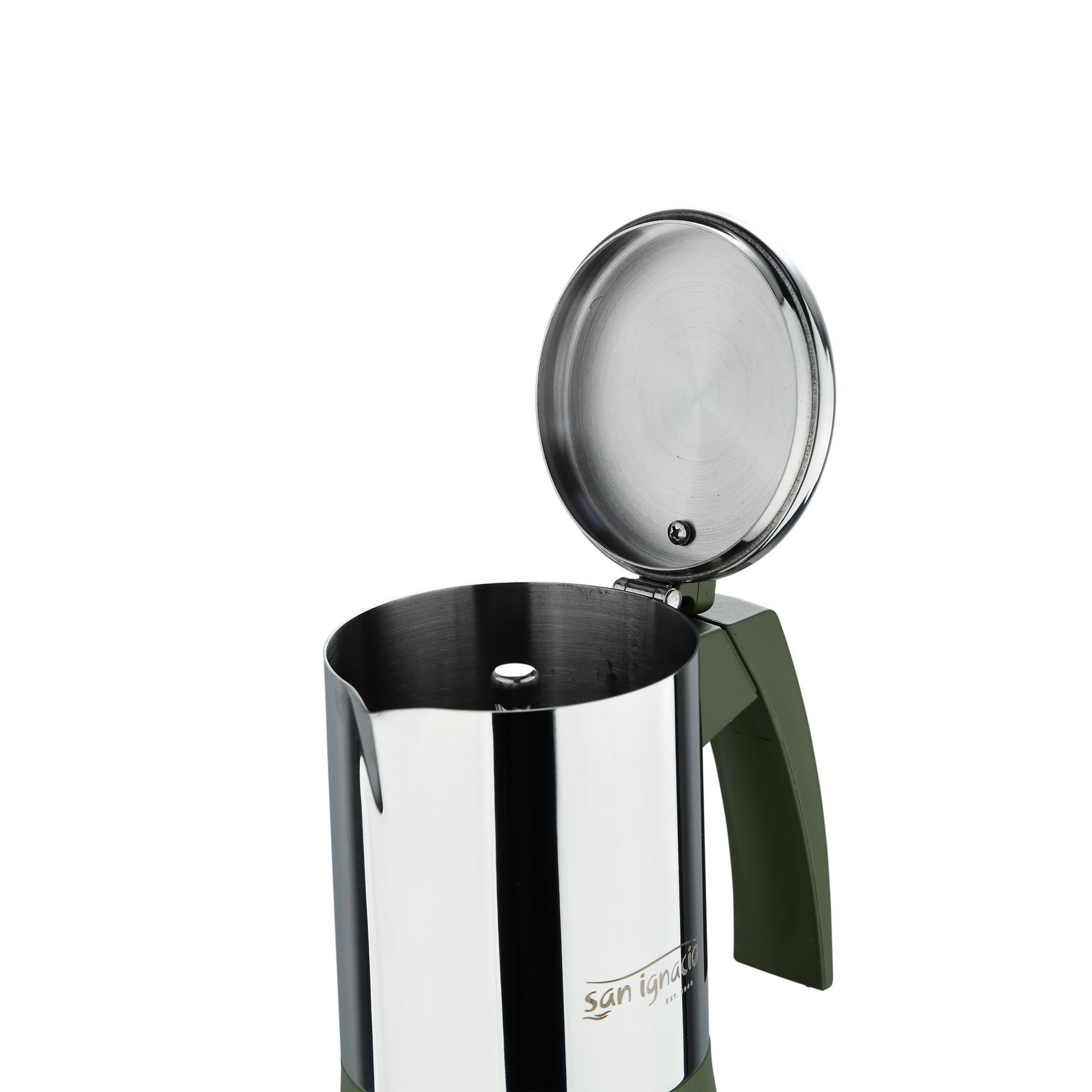 Una cafetera plateada con asa verde, la tapa está abierta.