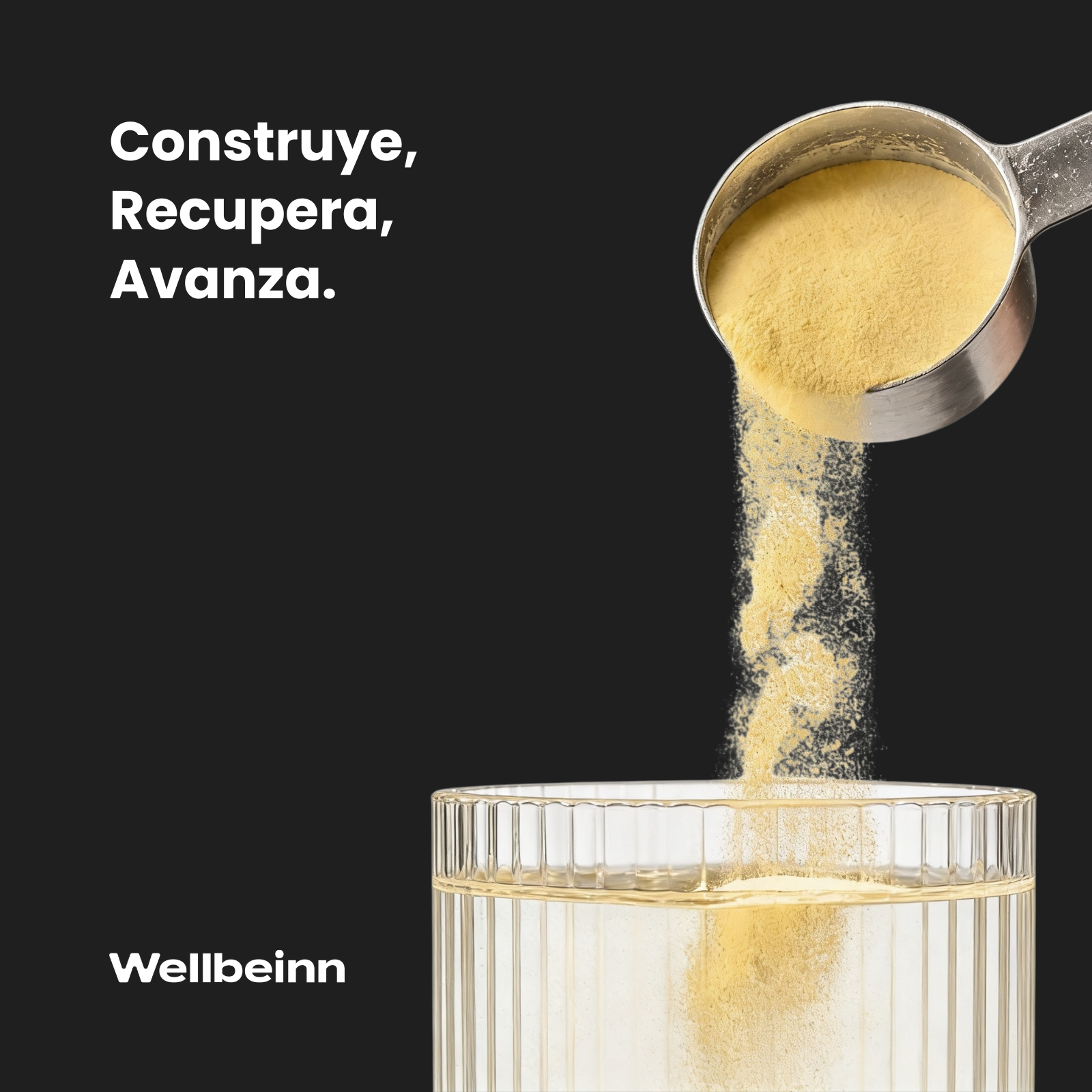 Polvo amarillo se vierte desde una cuchara a un vaso de agua.