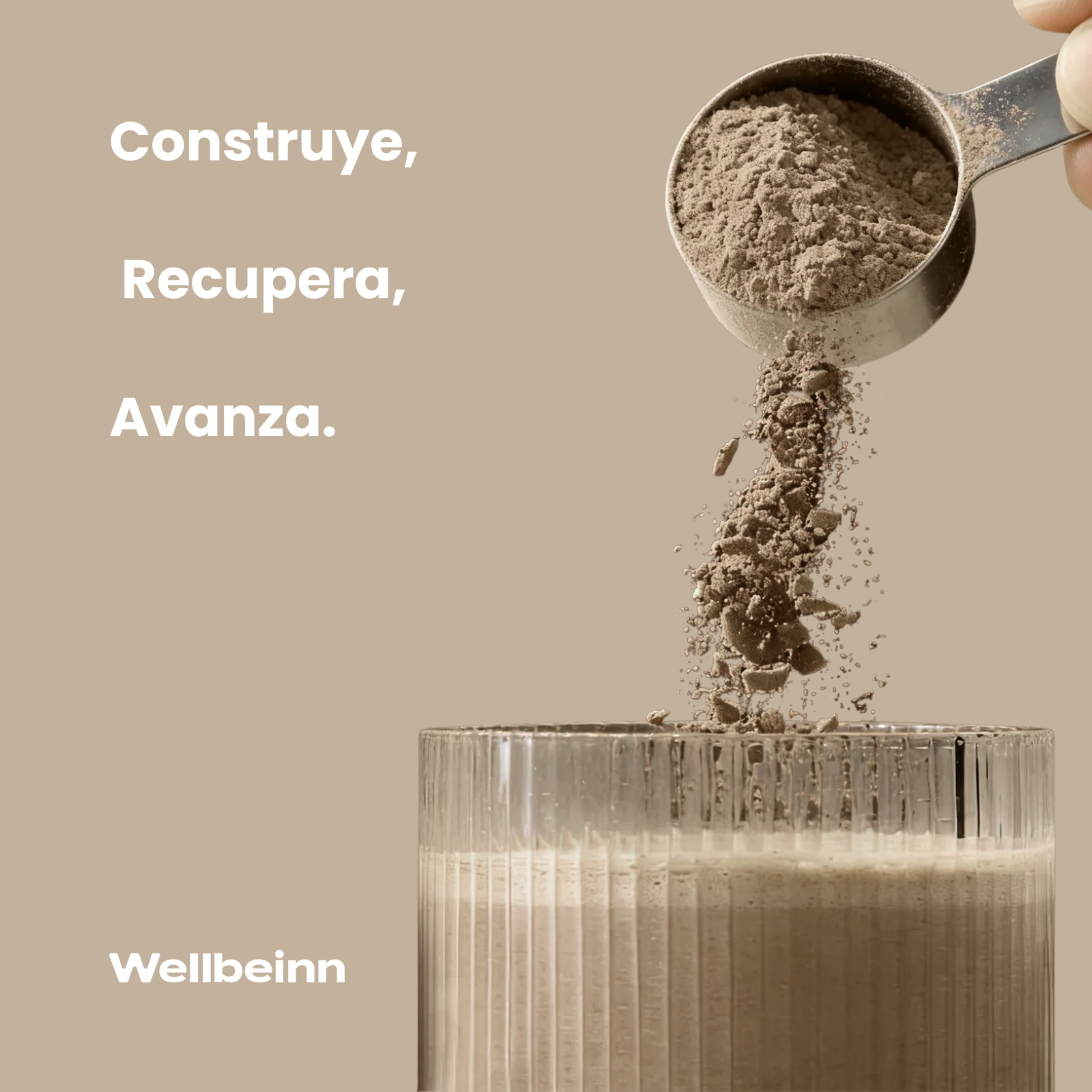 Polvo marrón cayendo de una cuchara a un vaso con líquido marrón.