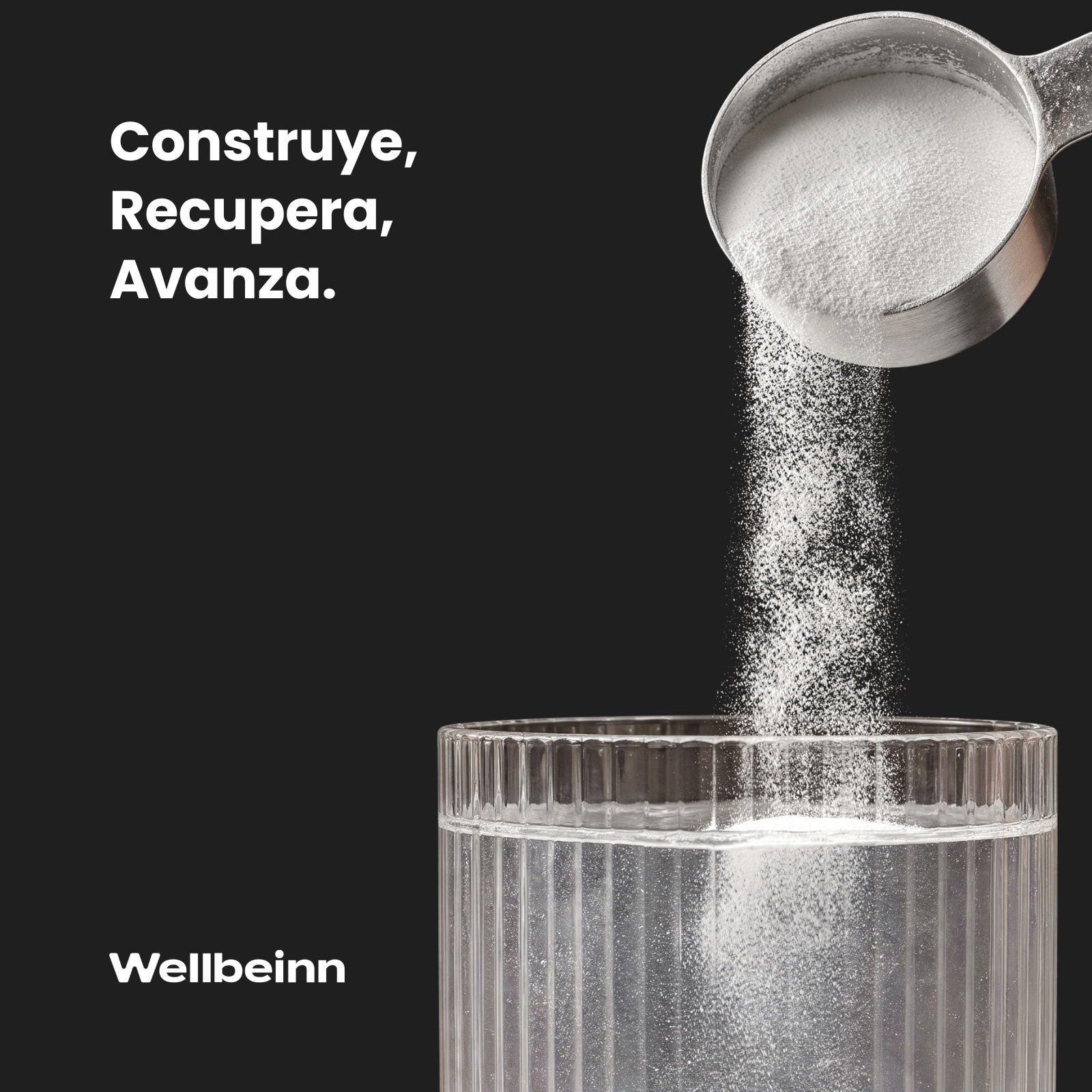 Polvo blanco cae de una cuchara en un vaso de agua.