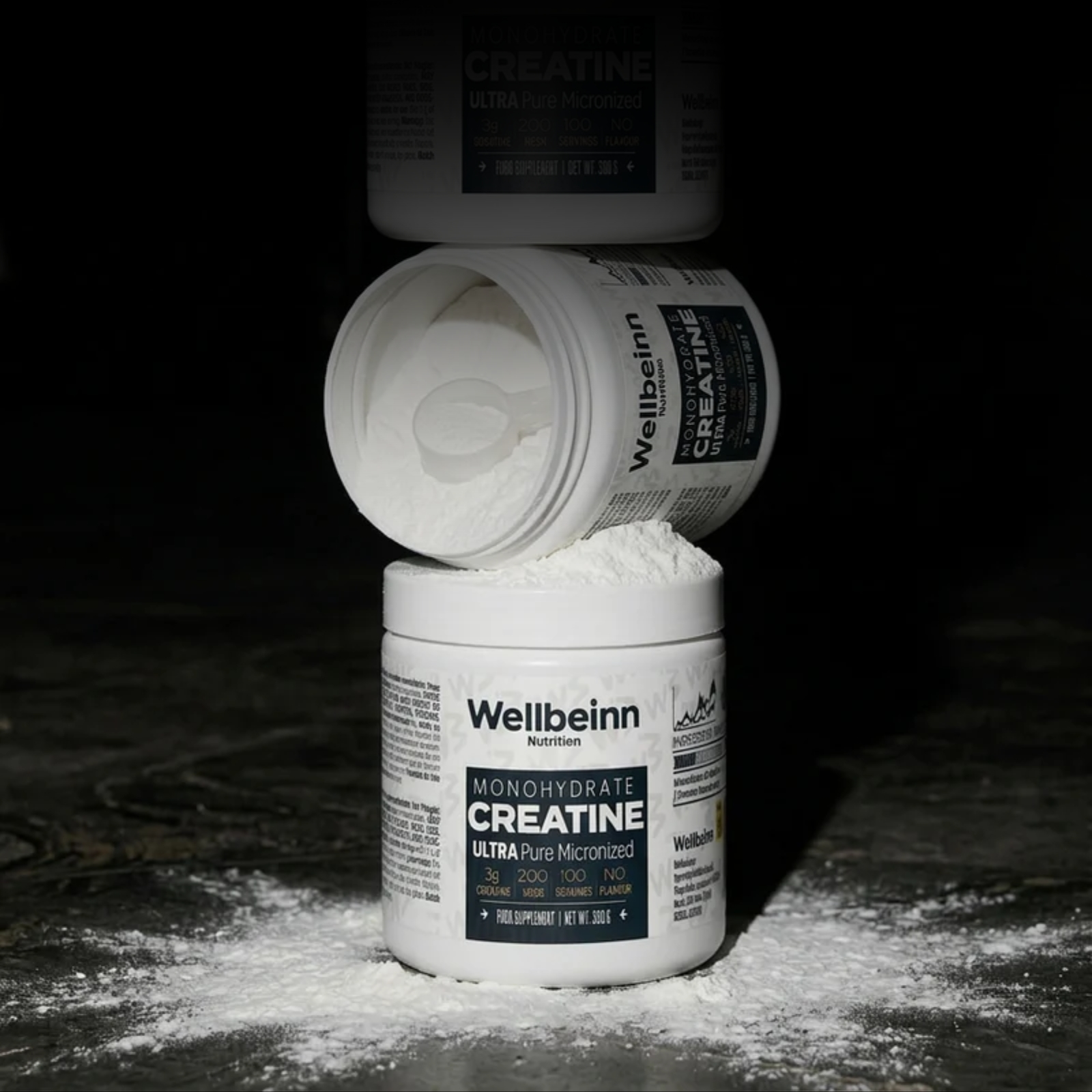 Tres recipientes de Wellbeinn Creatina apilados uno encima del otro.