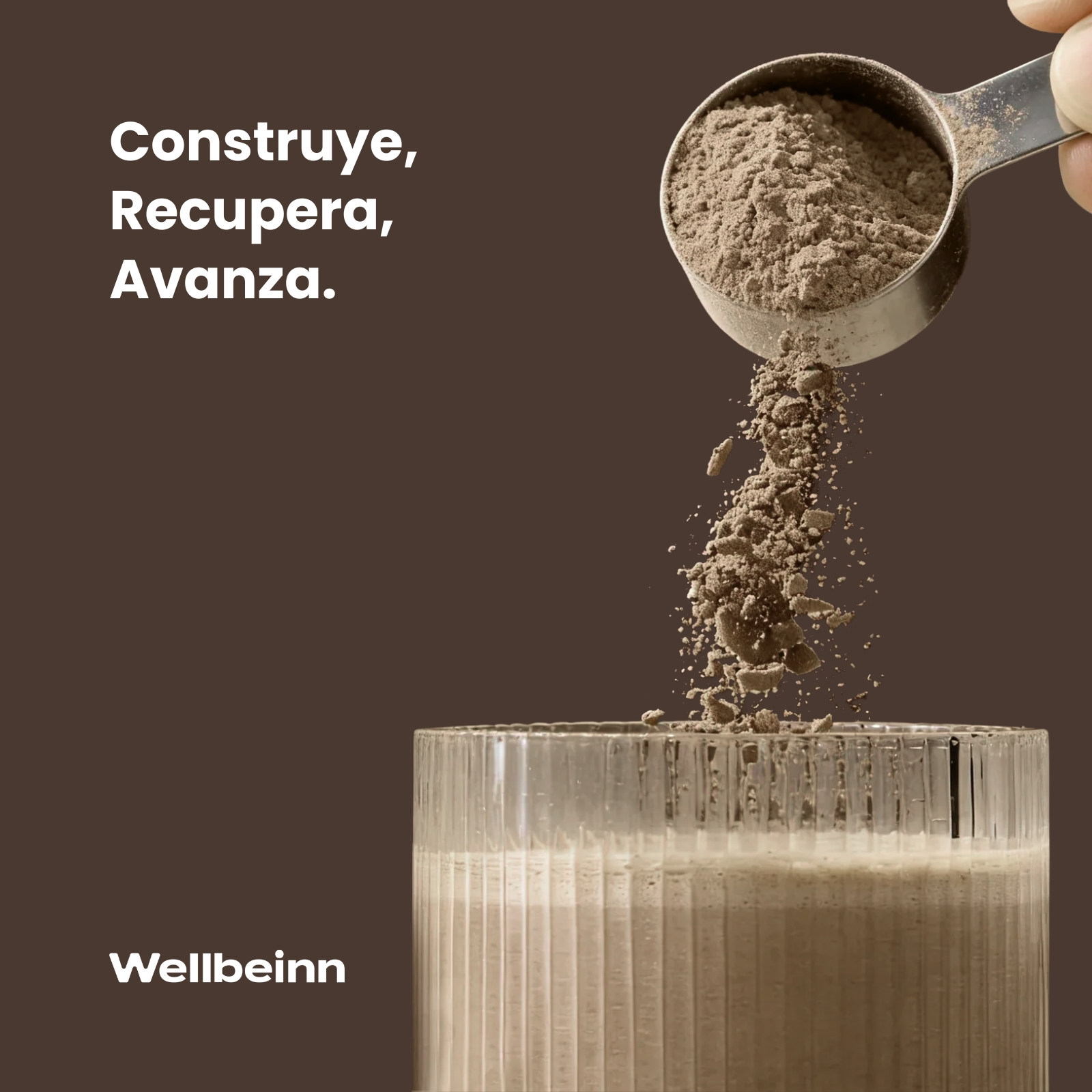 Una cuchara de polvo marrón se sostiene sobre un vaso de líquido marrón.