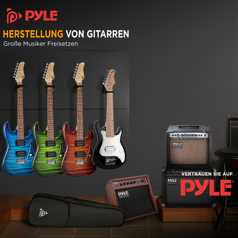 Vier E-Gitarren in verschiedenen Farben und zwei Gitarrenverstärker.