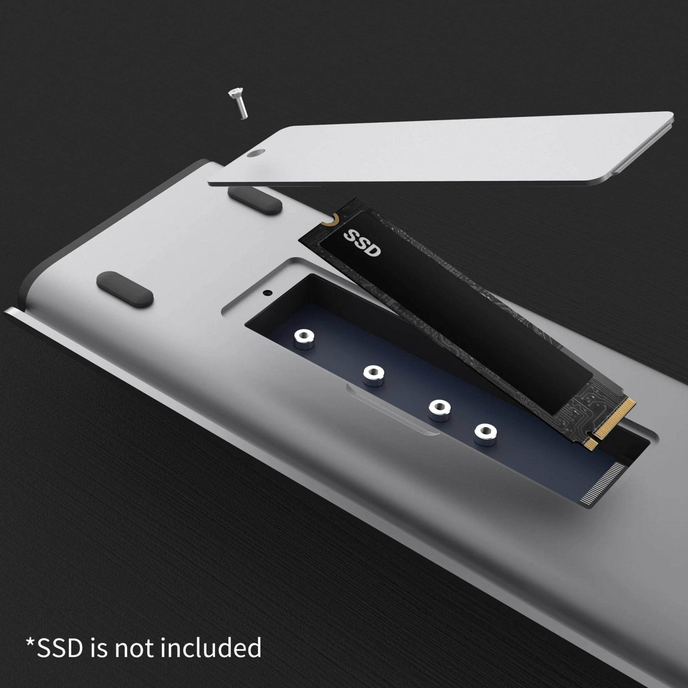 Un case argento per SSD con un SSD in fase di inserimento. Una vite è vicina.
