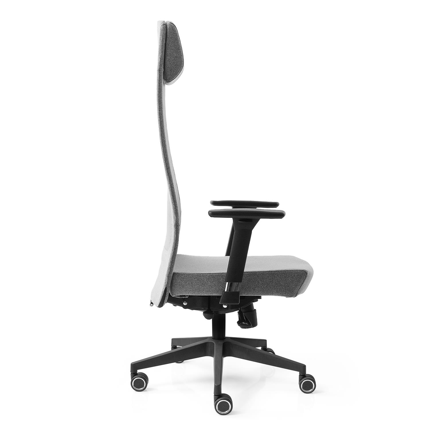 Beyaz arka plan üzerinde yüksek sırtlı ve baş dayamalı gri ergonomik ofis koltuğu.
