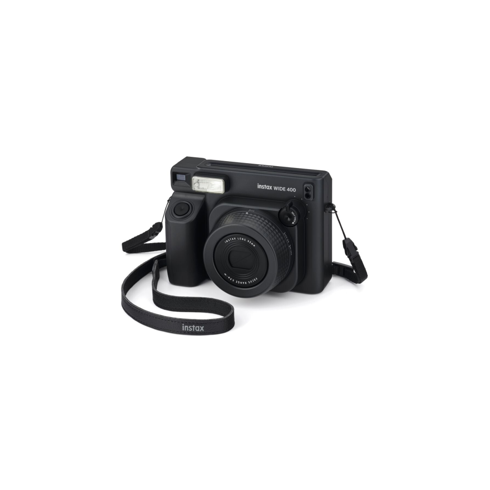Fotocamera Instax Wide 400 nera con obiettivo e tracolla su sfondo bianco.
