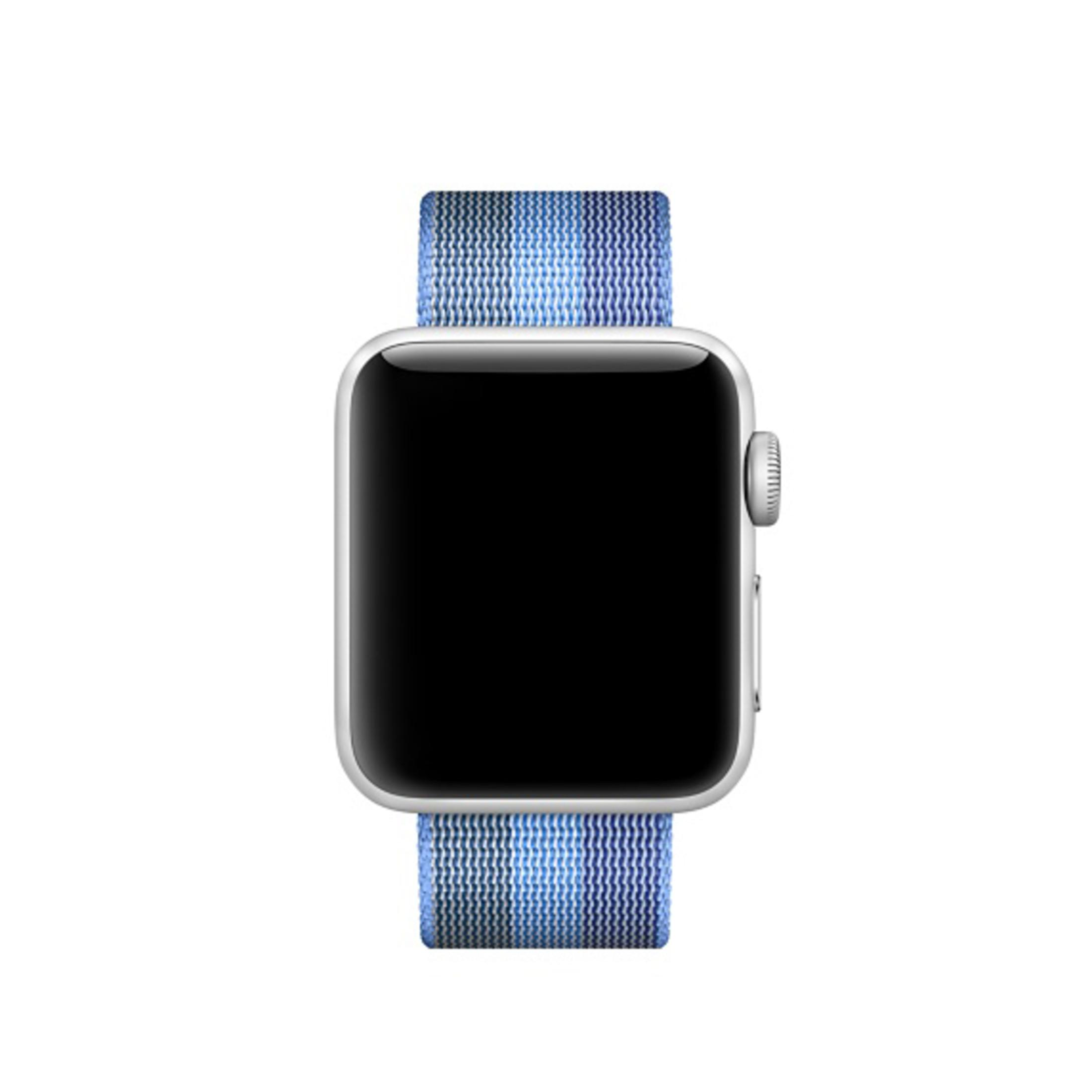 Srebrny smartwatch z niebieską paskiem w paski na białym tle.