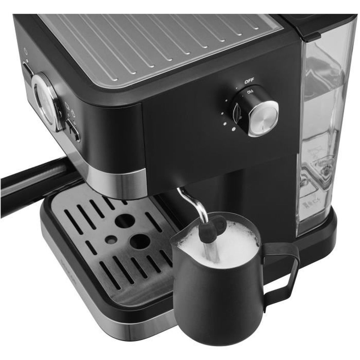 Una macchina per espresso nera con una lattiera contenente latte montato.