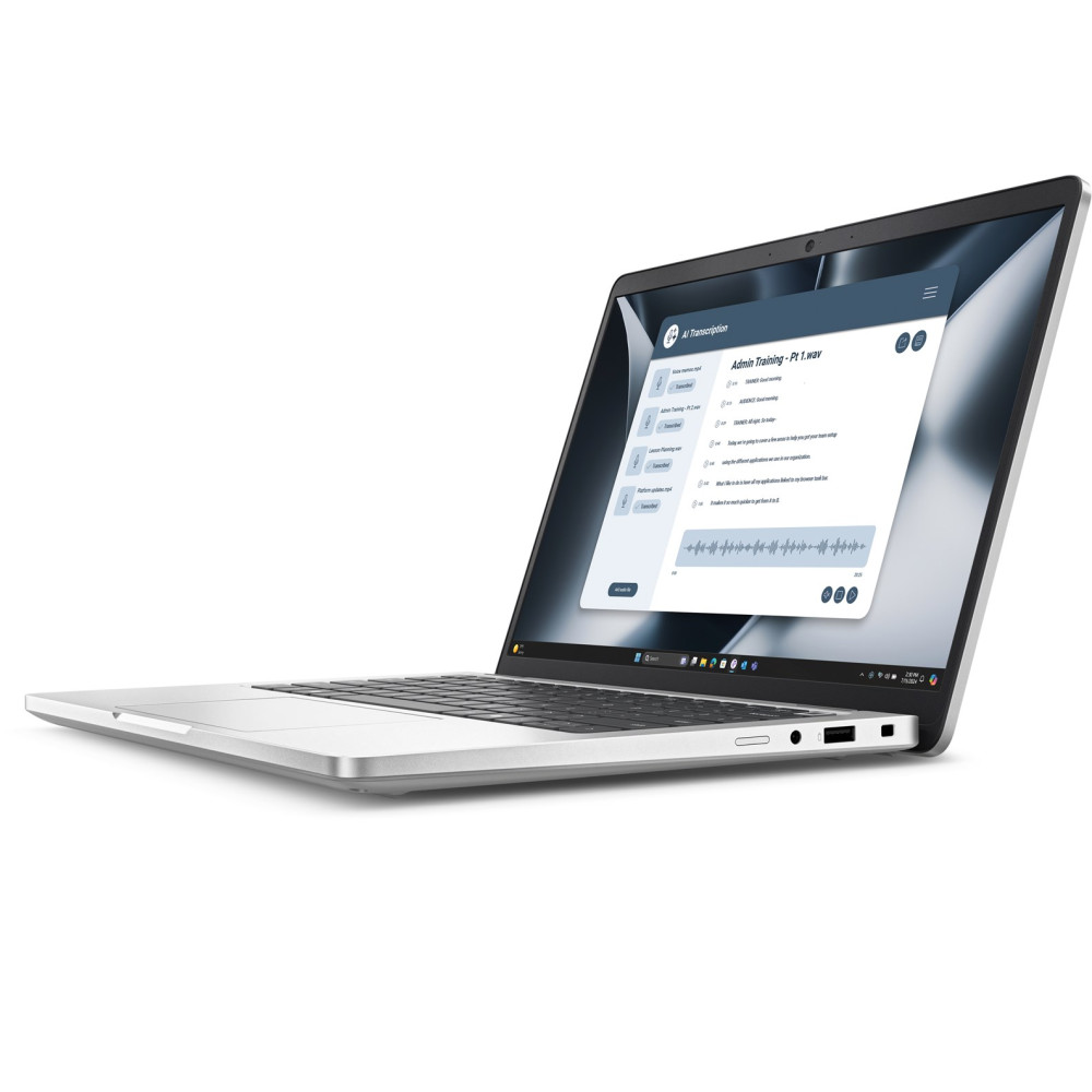 Srebrny laptop wyświetla interfejs transkrypcji AI z falami dźwiękowymi i tekstem.