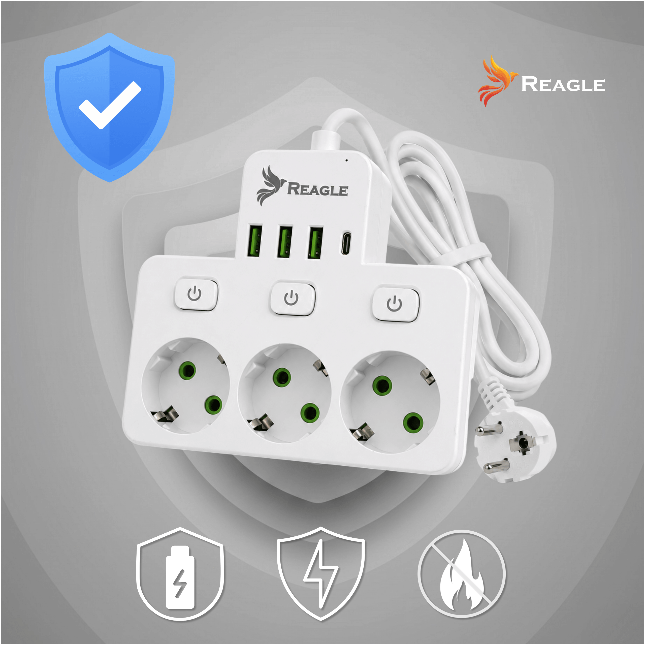 Una regleta blanca con tres enchufes y tres puertos USB.