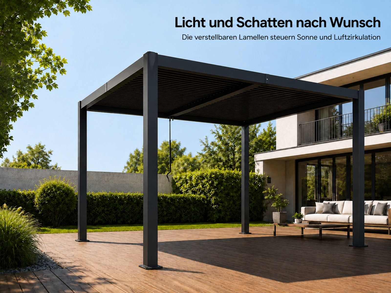 Eine moderne Pergola mit Lamellendach auf einer Holzterrasse neben einem Haus.