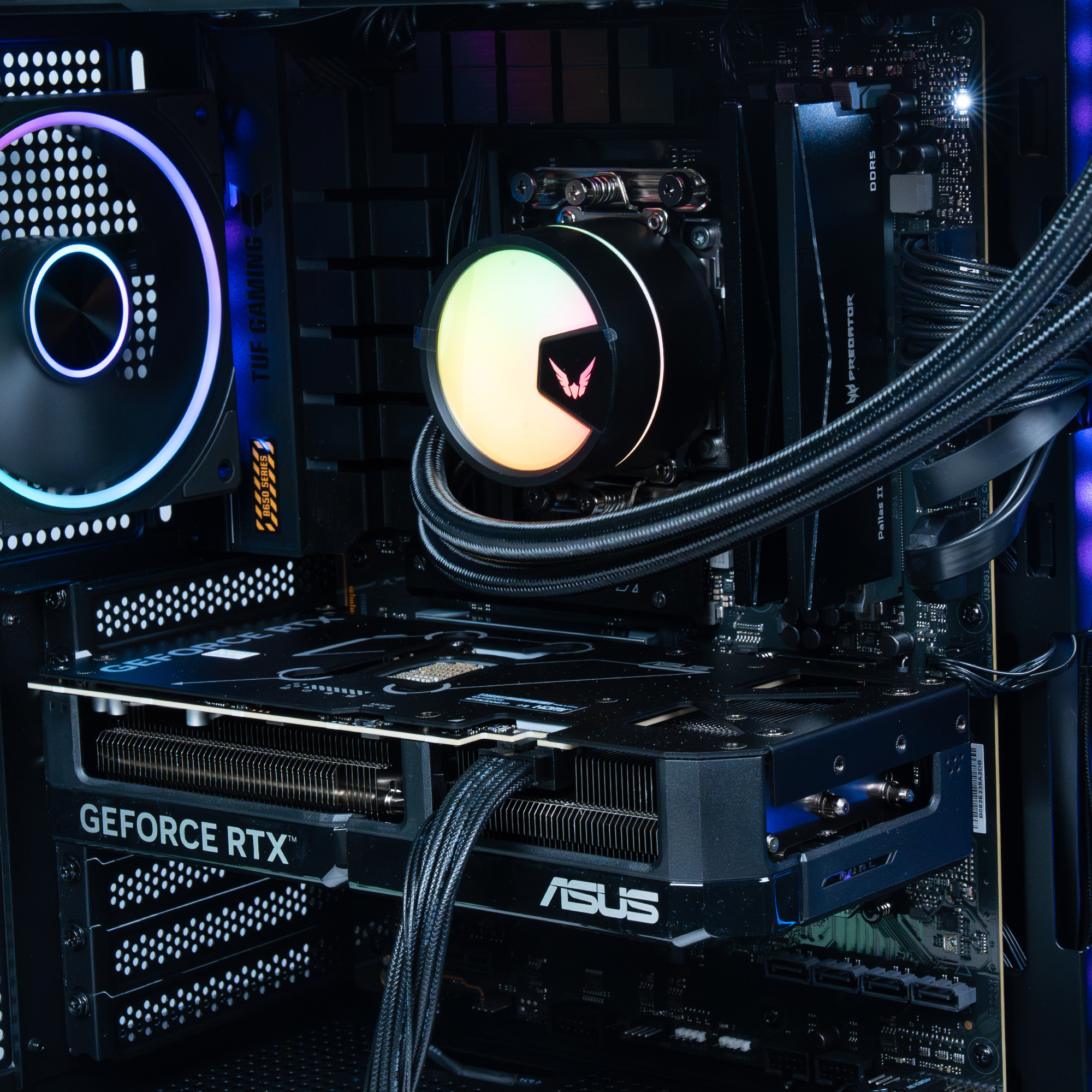 Una caja de PC con tarjeta gráfica, ventiladores y refrigeración líquida.