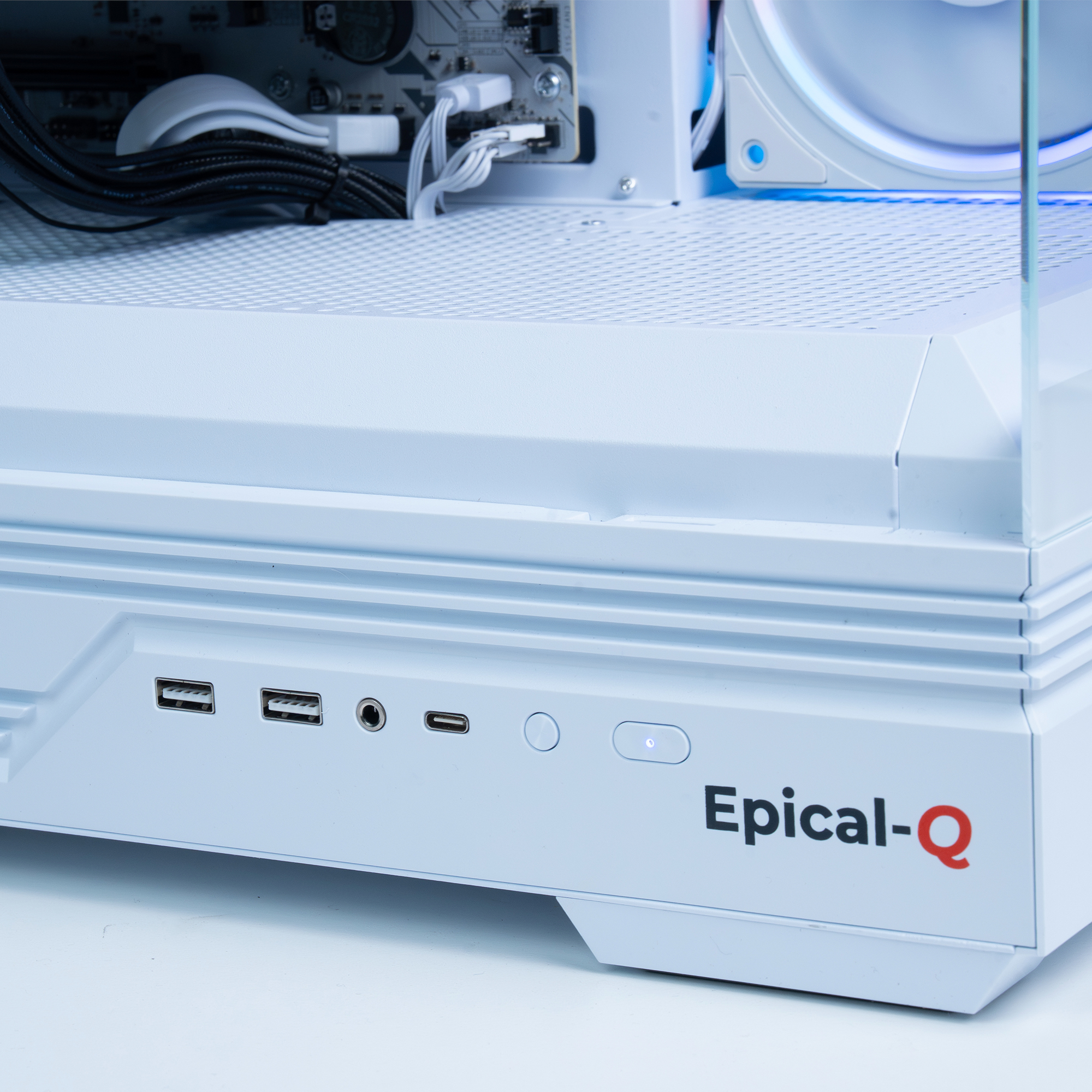 Frontal de caja de PC blanca con puertos USB, audio y el logo Epical-Q.