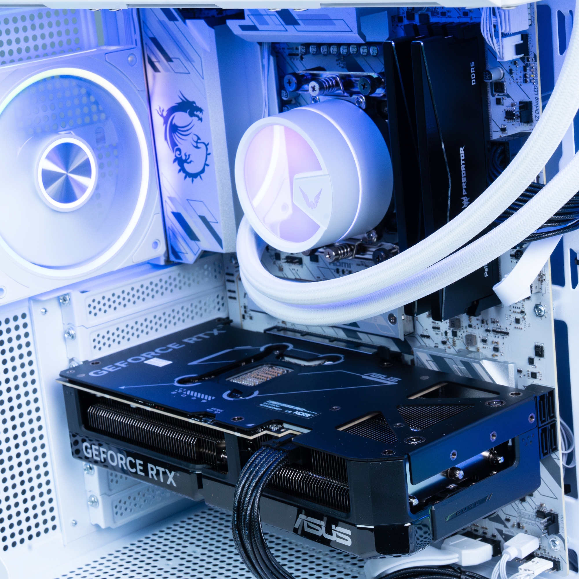 Dentro de una caja de PC blanca: una GPU negra, ventiladores blancos e iluminación RGB.