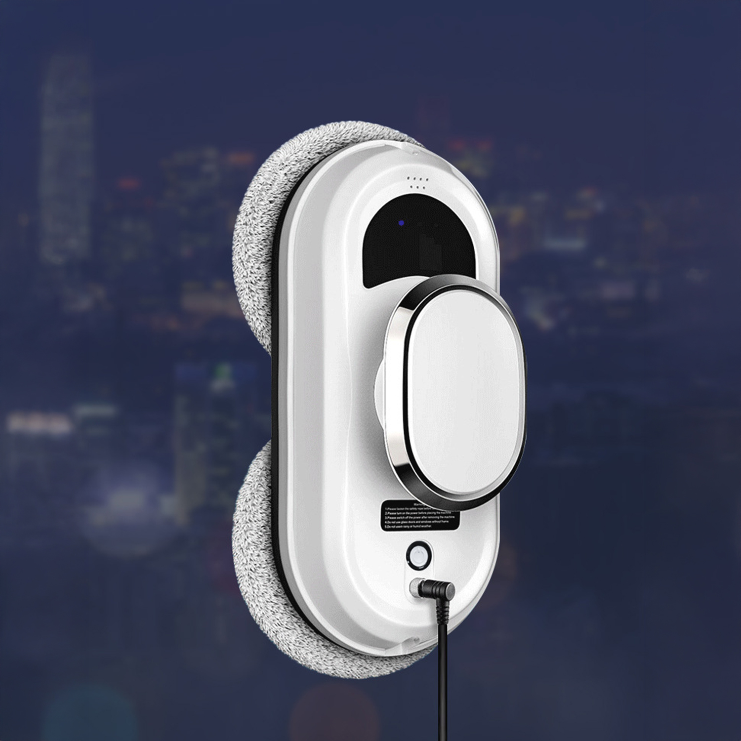Pulitore robot per finestre bianco con cuscinetti grigi su sfondo scuro con luci cittadine.