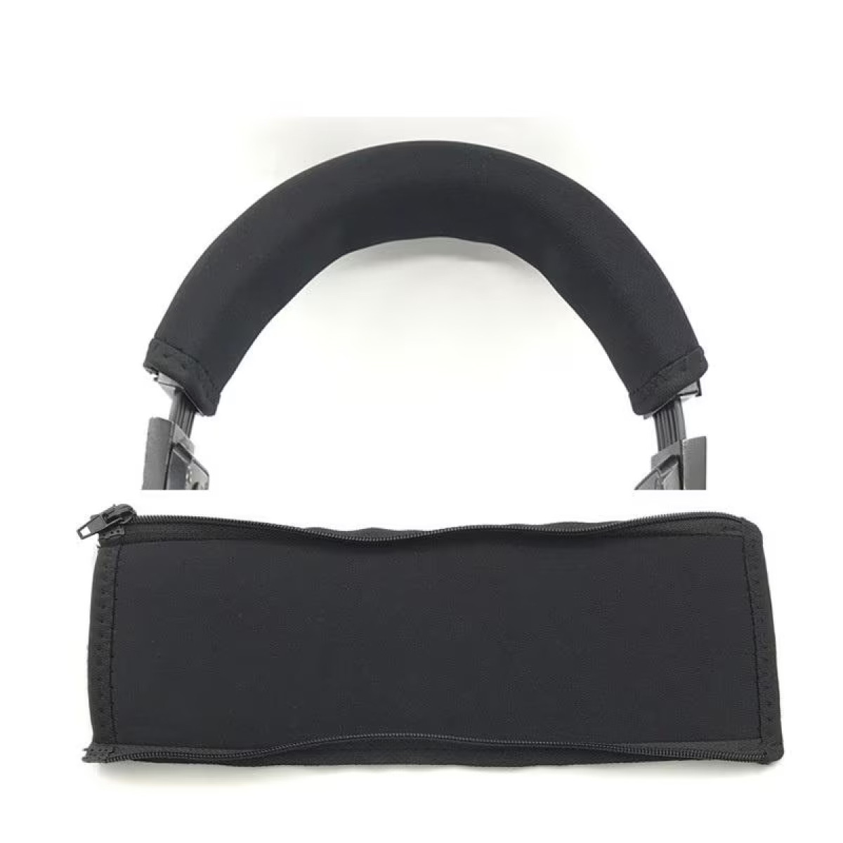 Fascia nera per cuffie con custodia nera con cerniera sotto.