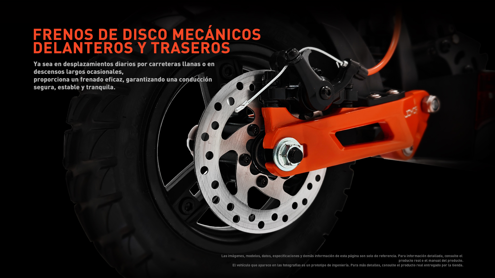 Primer plano de una pinza de freno naranja y disco metálico de patinete eléctrico.