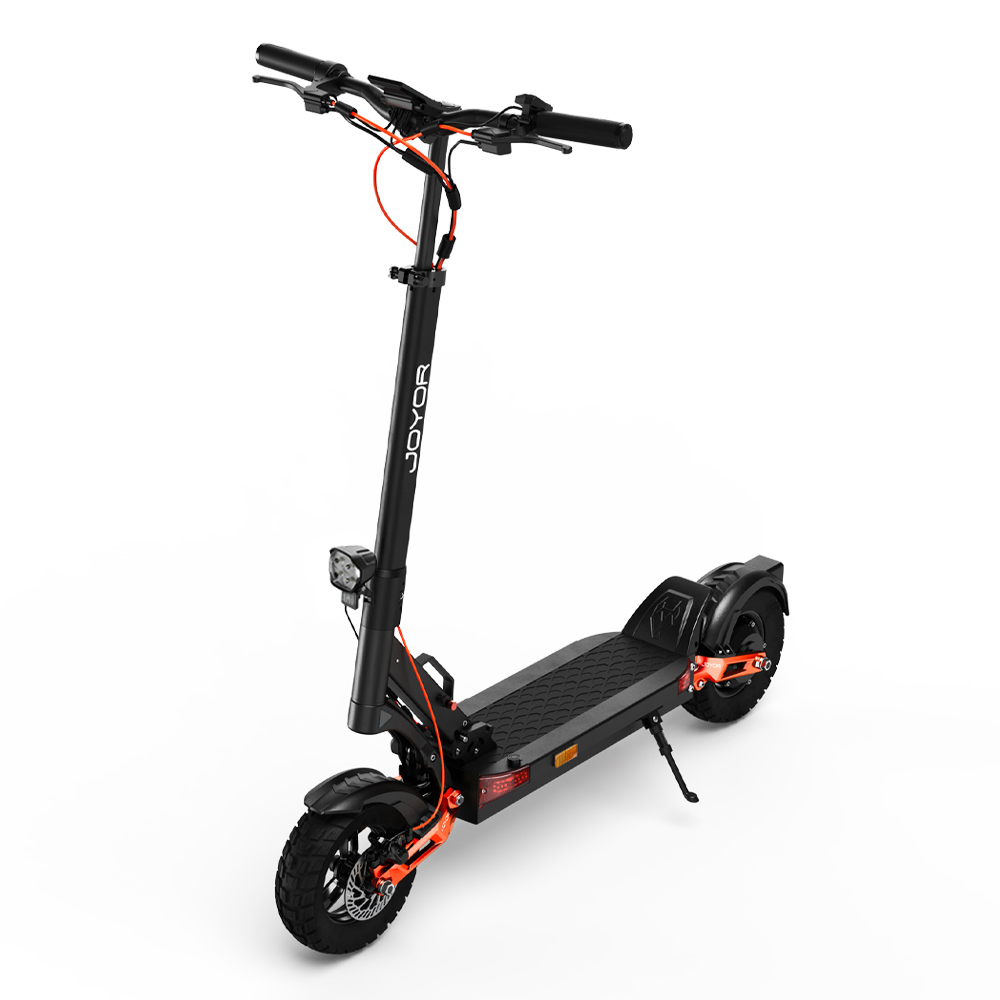 Patinete eléctrico negro con detalles naranjas, sobre fondo blanco.